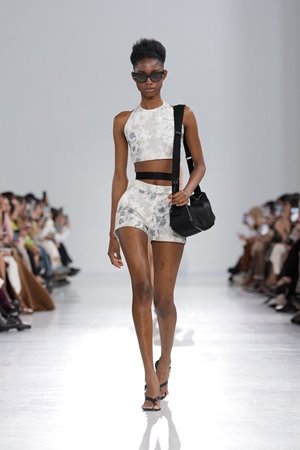 إطلالات الروكوكو برؤية معاصرة في مجموعة Max Mara ربيع 2026