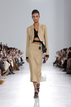 إطلالات الروكوكو برؤية معاصرة في مجموعة Max Mara ربيع 2026