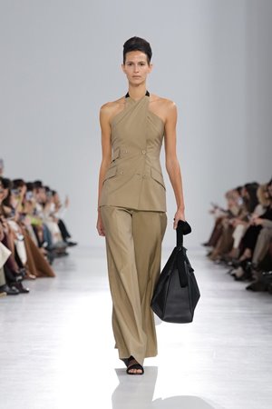 إطلالات الروكوكو برؤية معاصرة في مجموعة Max Mara ربيع 2026