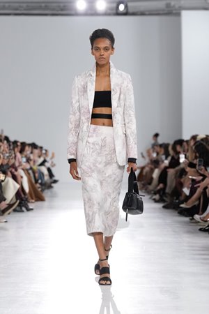 إطلالات الروكوكو برؤية معاصرة في مجموعة Max Mara ربيع 2026