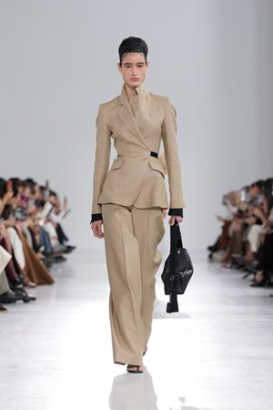 إطلالات الروكوكو برؤية معاصرة في مجموعة Max Mara ربيع 2026