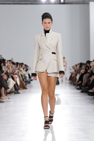 إطلالات الروكوكو برؤية معاصرة في مجموعة Max Mara ربيع 2026