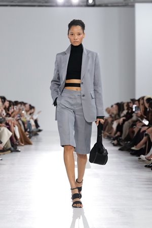 إطلالات الروكوكو برؤية معاصرة في مجموعة Max Mara ربيع 2026
