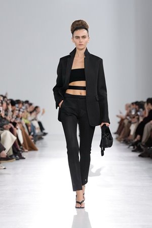 إطلالات الروكوكو برؤية معاصرة في مجموعة Max Mara ربيع 2026