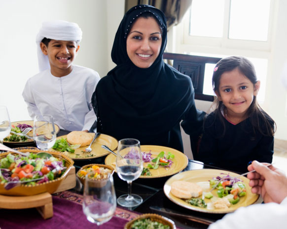 صلة الرحم من فضائل شهر رمضان.. فكيف تشركين أولادك بها؟