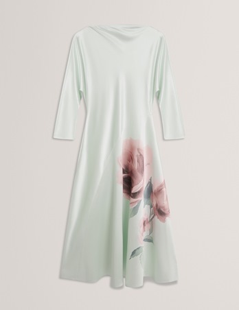 رمضان 2026 مع تيد بيكر: وردة بريطانية بروح عصرية