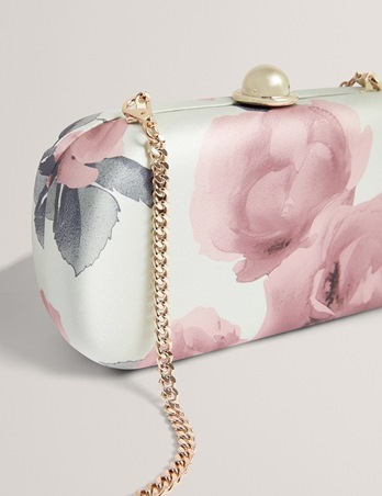 رمضان 2026 مع تيد بيكر: وردة بريطانية بروح عصرية