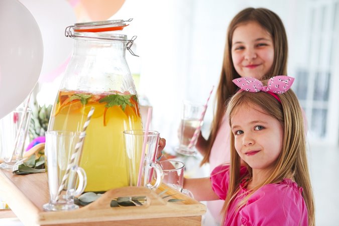 8 طرق ذكية لتشجيع طفلك على شرب السوائل في الطقس الحار