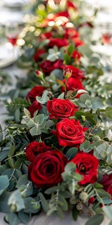 الزهور الحمراء تضفي لمسة رومانسية حالمة على حفل زفافك