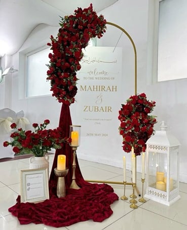 الزهور الحمراء تضفي لمسة رومانسية حالمة على حفل زفافك
