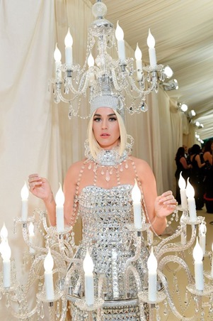 8 لحظات محرجة لا تُنسى من أزياء المشاهير