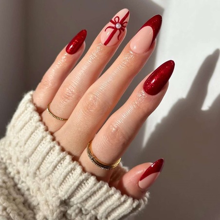 إليكِ أفكارا متنوعة لطلاء أظافر الكريسماس باللون الأحمر