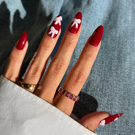 إليكِ أفكارا متنوعة لطلاء أظافر الكريسماس باللون الأحمر