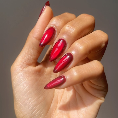 إليكِ أفكارا متنوعة لطلاء أظافر الكريسماس باللون الأحمر