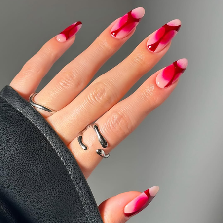 إليكِ أفكارا متنوعة لطلاء أظافر الكريسماس باللون الأحمر