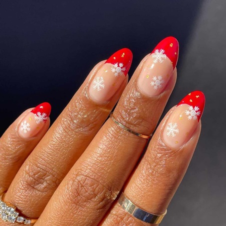 إليكِ أفكارا متنوعة لطلاء أظافر الكريسماس باللون الأحمر
