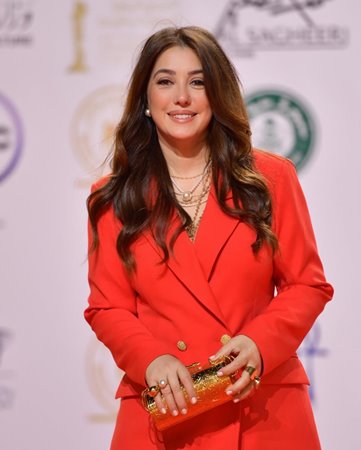 كندة علوش محامية في «ابن النصابة» وياسر جلال مذيعاً
