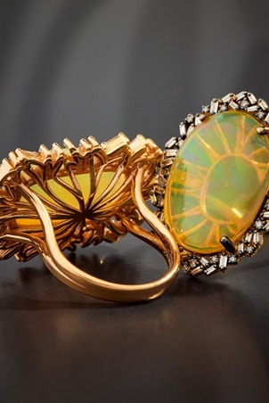 سوزان كالان تكسر قواعد الكمال بمجوهرات 