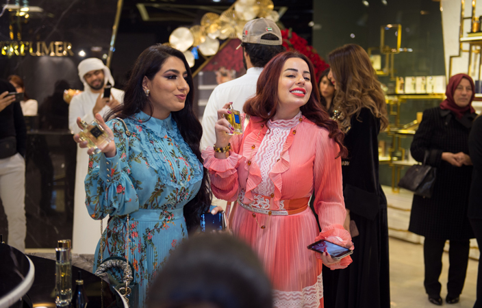 مصمّمة أزياء إماراتية تخطو إلى عالم العطور