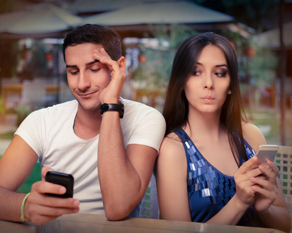 كيف تؤثر الغيرة على الحب؟ اكتشفي مع نواعم