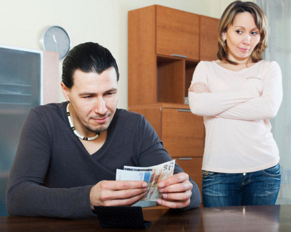 كيف تتجنّبين المشكلات المالية مع زوجك؟