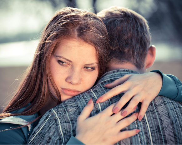 كيف تؤثر الغيرة على الحب؟ اكتشفي مع نواعم