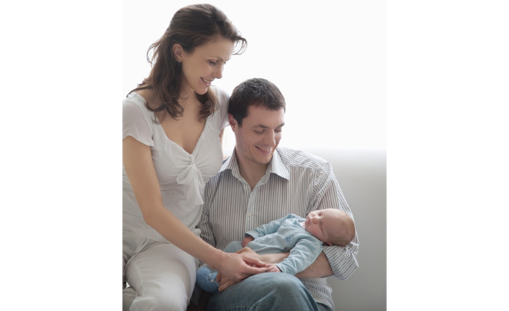 خطوات مهمّة ليحافظ الزوجان على شعلة الحب بعد الإنجاب