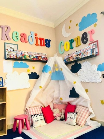 استوحي أفكار تصميم ركن دافئ للقراءة في غرفة طفلك