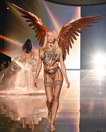 فيكتورياس سيكريت تعيد ملائكتها إلى مدرج العرض وتبهر العالم