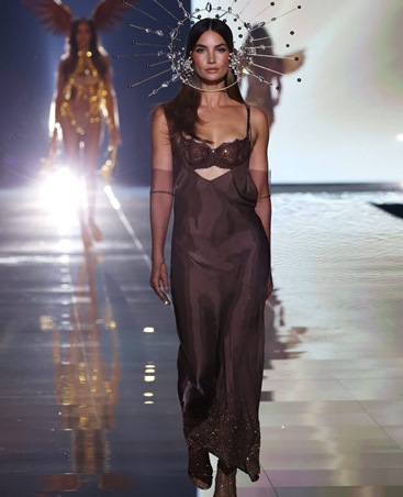 فيكتورياس سيكريت تعيد ملائكتها إلى مدرج العرض وتبهر العالم