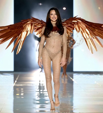 فيكتورياس سيكريت تعيد ملائكتها إلى مدرج العرض وتبهر العالم