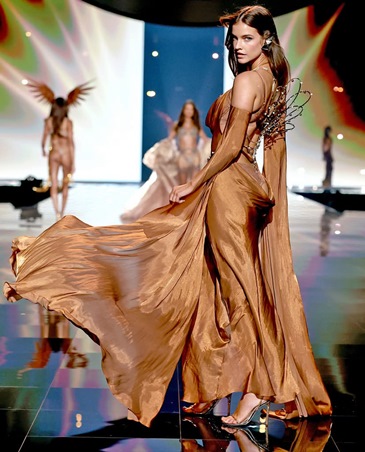 فيكتورياس سيكريت تعيد ملائكتها إلى مدرج العرض وتبهر العالم