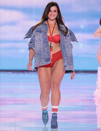 فيكتورياس سيكريت تعيد ملائكتها إلى مدرج العرض وتبهر العالم