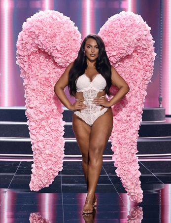 فيكتورياس سيكريت تعيد ملائكتها إلى مدرج العرض وتبهر العالم