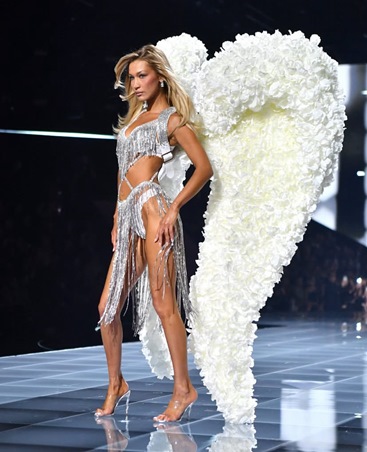 فيكتورياس سيكريت تعيد ملائكتها إلى مدرج العرض وتبهر العالم