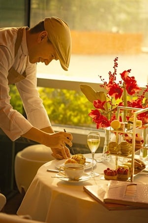 عيد الميلاد في أبوظبي: لحظات دافئة وسحر لا يُنسى في روزوود