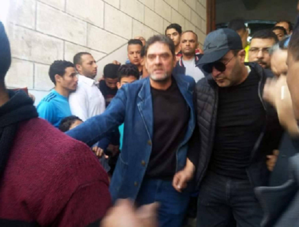 محاصرة أحمد السقا في جنازة محمود الجندي.. والشرطة تتدخل
