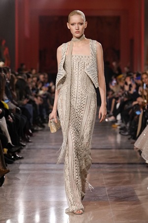 إيلي صعب يعيد تعريف بريق الكوتور في باريس