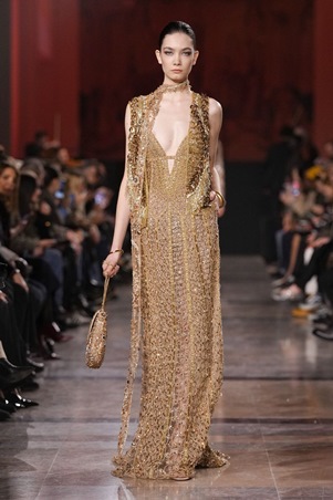 إيلي صعب يعيد تعريف بريق الكوتور في باريس