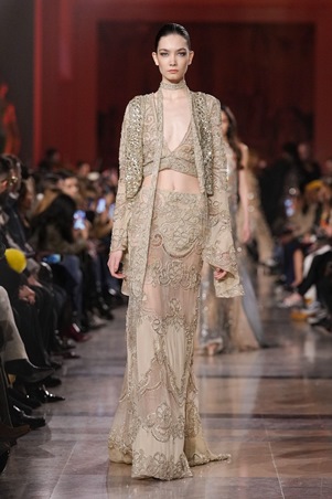 إيلي صعب يعيد تعريف بريق الكوتور في باريس