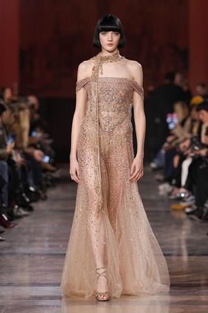 إيلي صعب يعيد تعريف بريق الكوتور في باريس