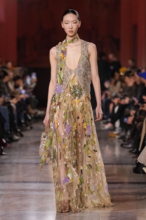 إيلي صعب يعيد تعريف بريق الكوتور في باريس