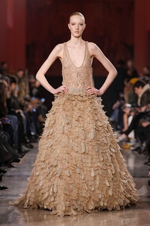 إيلي صعب يعيد تعريف بريق الكوتور في باريس