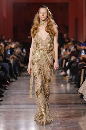 إيلي صعب يعيد تعريف بريق الكوتور في باريس