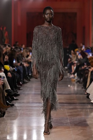 إيلي صعب يعيد تعريف بريق الكوتور في باريس