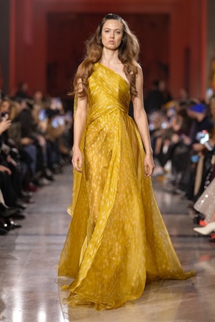 إيلي صعب يعيد تعريف بريق الكوتور في باريس