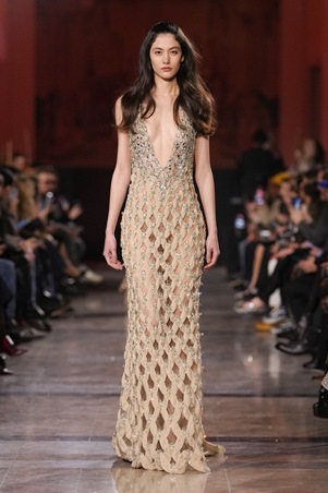 إيلي صعب يعيد تعريف بريق الكوتور في باريس