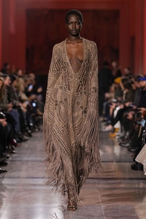 إيلي صعب يعيد تعريف بريق الكوتور في باريس