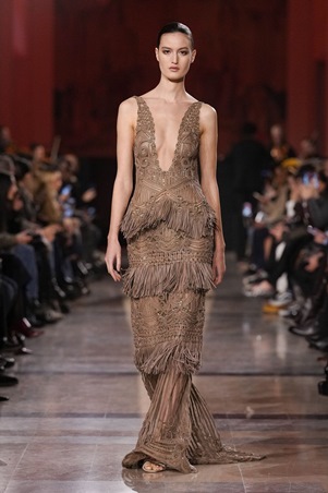 إيلي صعب يعيد تعريف بريق الكوتور في باريس