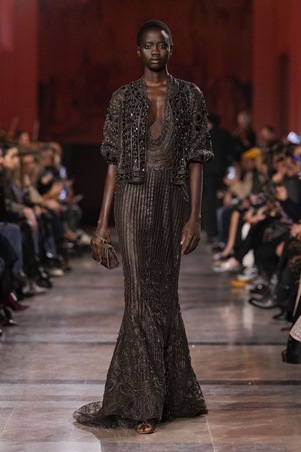 إيلي صعب يعيد تعريف بريق الكوتور في باريس